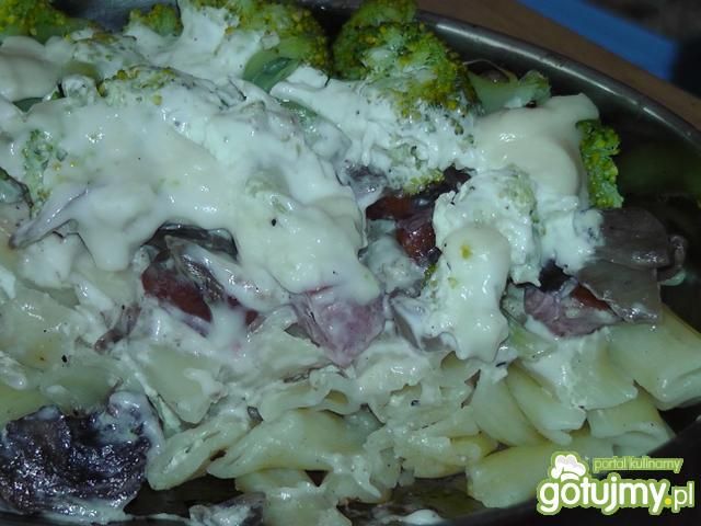 Zapiekanka z makaronem i brokułem