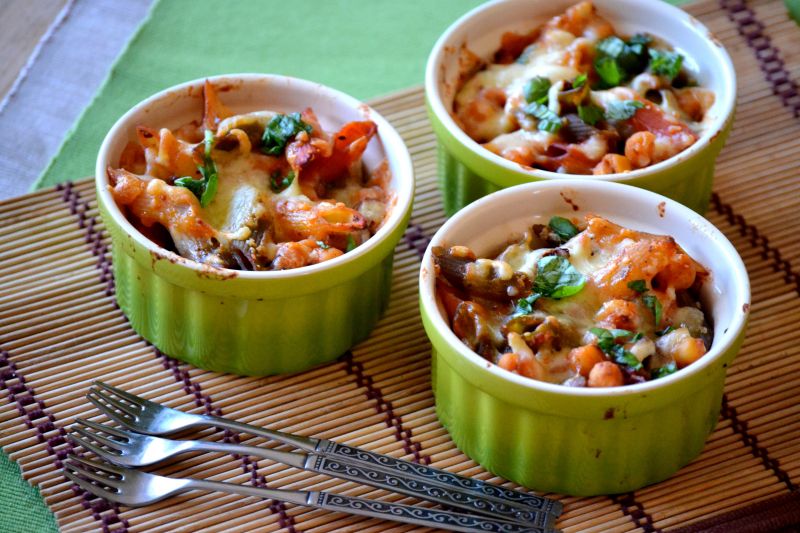 Zapiekanka z makaronem i ciecierzyca w musie