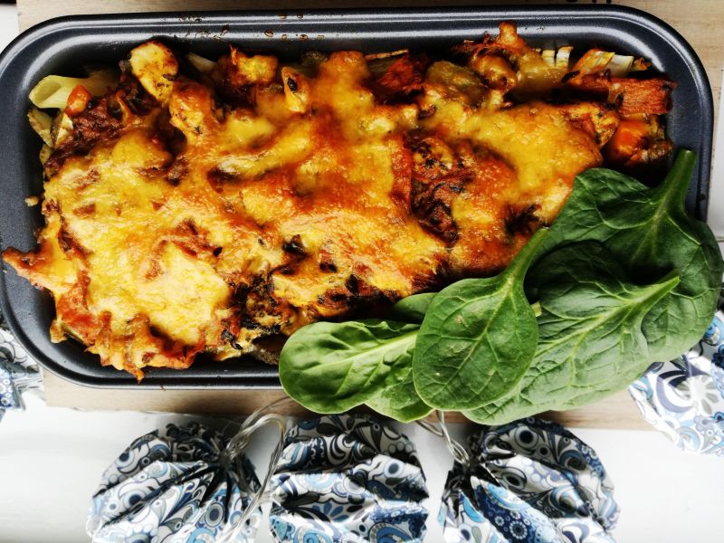 Zapiekanka z makaronem i kurczakiem oraz cukinią