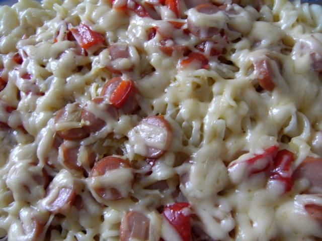 Zapiekanka z makaronem i parówkami Zapiekanka z makaronem i parówkami