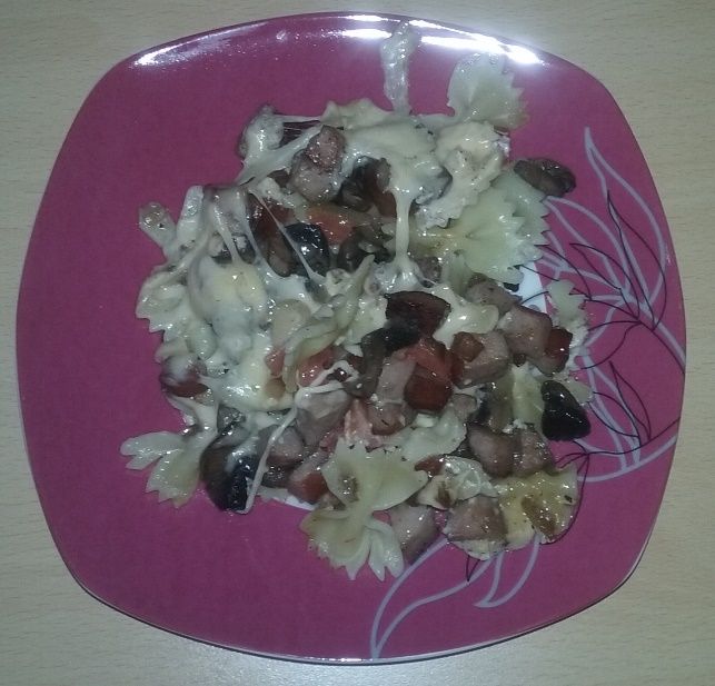 Zapiekanka z makaronem, kiełbasą i pieczarkami Zapiekanka z makaronem, kiełbasą i pieczarkami