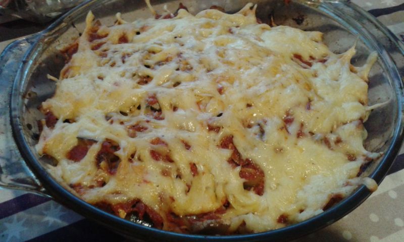 Zapiekanka z makaronem, kurczakiem i warzywami Zapiekanka z makaronem, kurczakiem i warzywami