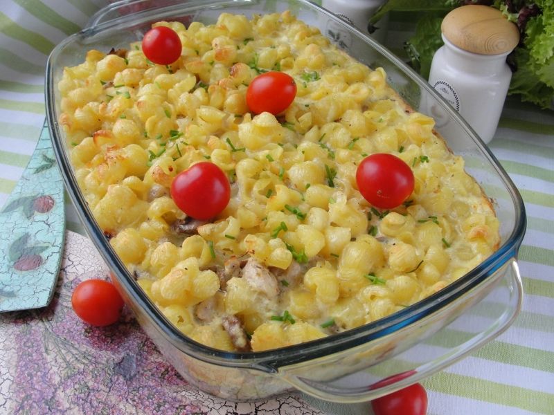 Zapiekanka z makaronem pieczarkami i kurczakiem Zapiekanka z makaronem pieczarkami i kurczakiem