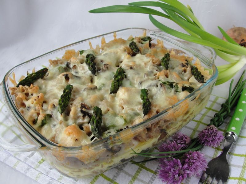 Zapiekanka z makaronem razowym i szparagami