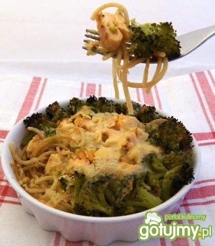 Zapiekanka z makaronu, łososia i brokuła