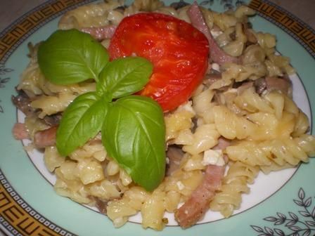 Zapiekanka z makaronu, pieczarek i sera