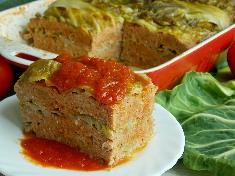 Zapiekanka z młodej kapusty i mięsa mielonego