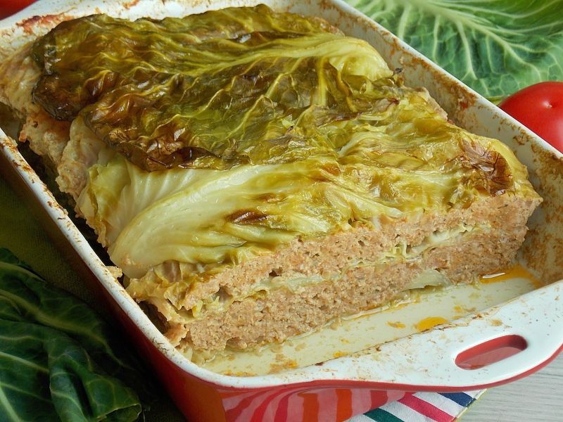 Zapiekanka z młodej kapusty i mięsa mielonego