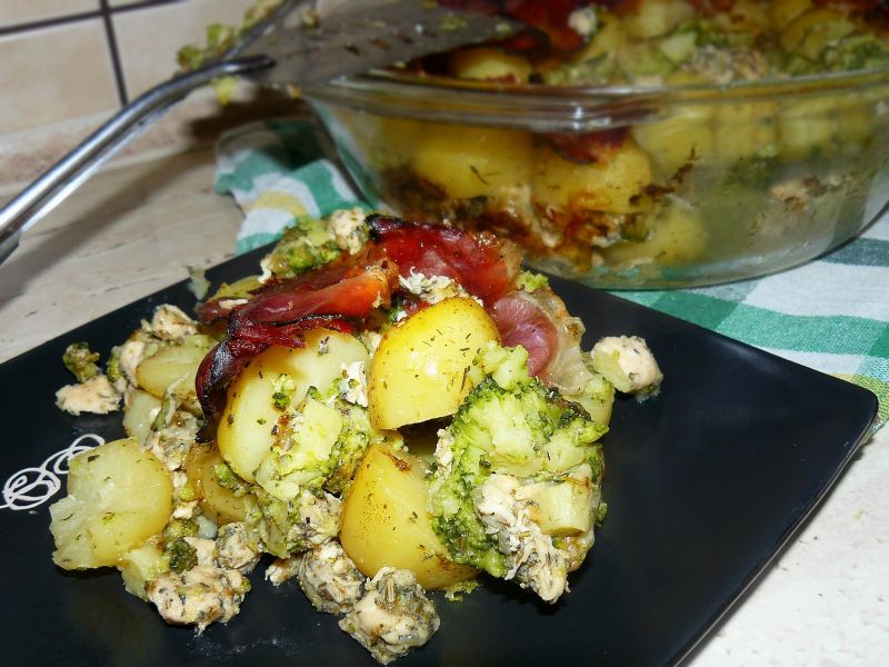 Zapiekanka z młodych ziemniaków z brokułem