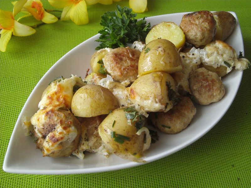 Zapiekanka z młodymi ziemniaczkami i klopsikami