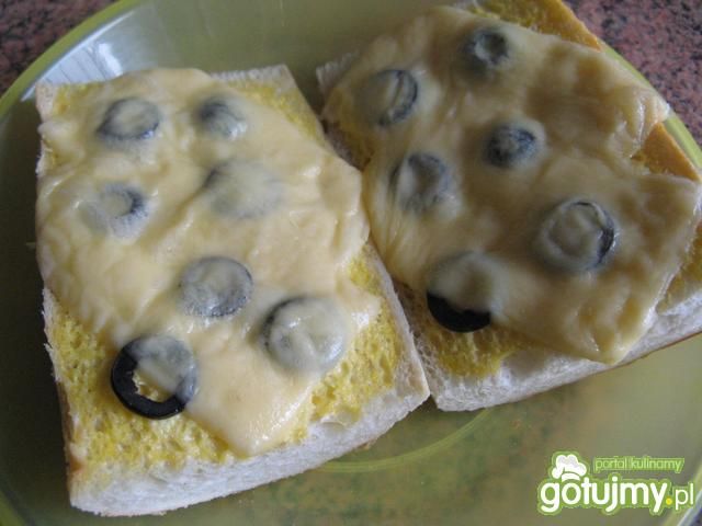 Zapiekanka z oliwkami Zapiekanka z oliwkami