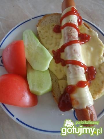 Zapiekanka z parówki i sera na chlebie