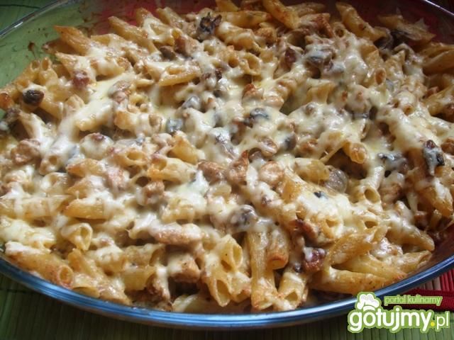 Zapiekanka z penne, boczkiem, kurczakiem Zapiekanka z penne, boczkiem, kurczakiem