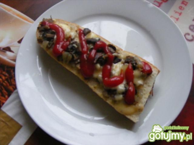 Zapiekanka z pieczarkami i serem.