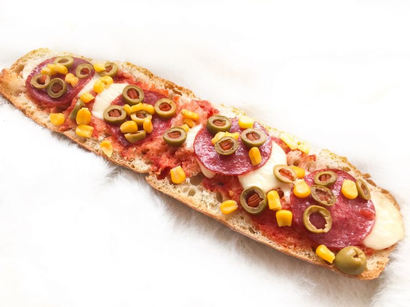 Zapiekanka z salami, oliwkami i kukurydzą Zapiekanka z salami, oliwkami i kukurydzą