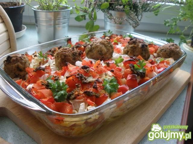 Zapiekanka z salami, pesto i klopsikami