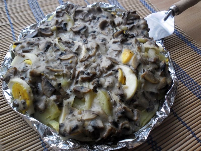 Zapiekanka z sosem pieczarkowym.