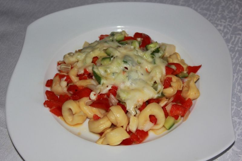 Zapiekanka z tortellini  Zapiekanka z tortellini