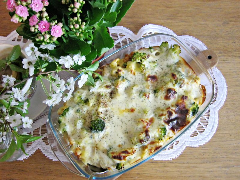 Zapiekanka z tortellini, kurczakiem i brokułem