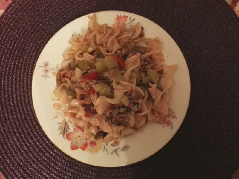 Zapiekanka  z wieprzowiną i ogórkiem kiszonym Zapiekanka  z wieprzowiną i ogórkiem kiszonym