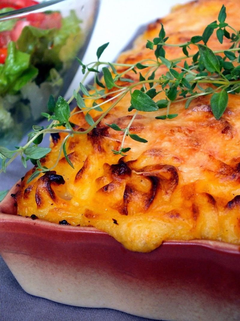 Zapiekanka z wołowiny, kukurydzy, puree i gruyere Zapiekanka z wołowiny, kukurydzy, puree i gruyere