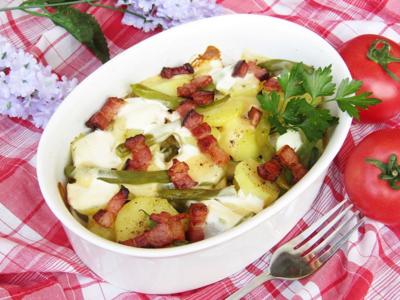 Zapiekanka z ziemniakami, boczkiem i fasolką