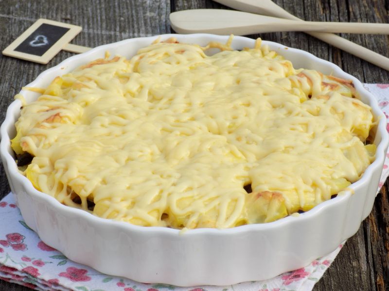 Zapiekanka z ziemniaków, cebuli i pieczarek Zapiekanka z ziemniaków, cebuli i pieczarek
