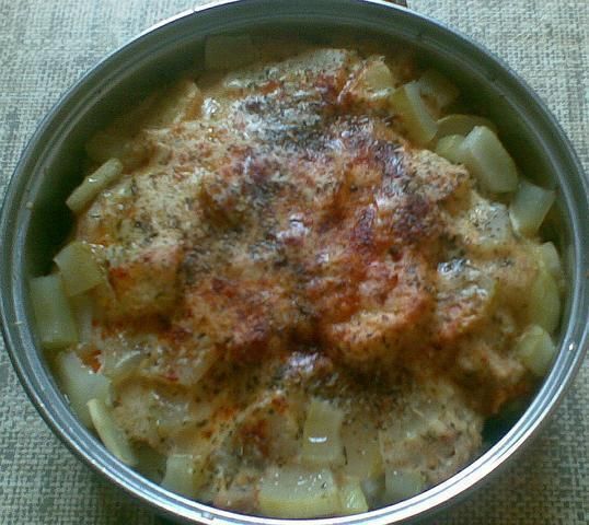 Zapiekanka z ziemniaków, kurczaka i sera