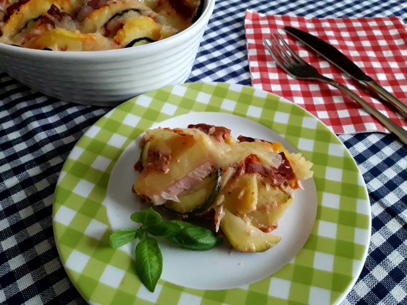Zapiekanka ziemniaczana z cukinią i boczkiem Zapiekanka ziemniaczana z cukinią i boczkiem