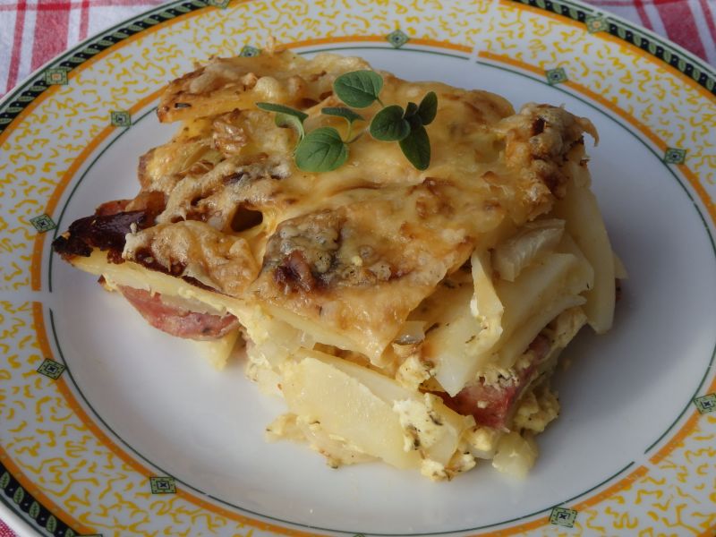 Zapiekanka ziemniaczana z kiełbasą