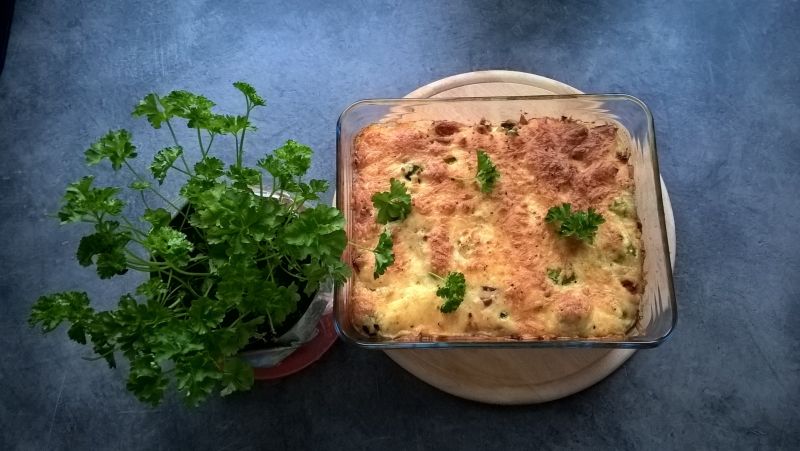 Zapiekanka ziemniaczana z kiełbasą i brukselką 