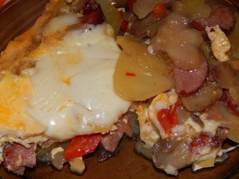 Zapiekanka ziemniaczana z kiełbasą i warzywami