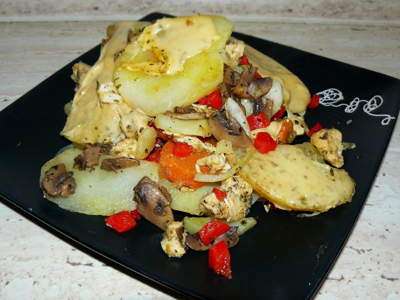 Zapiekanka ziemniaczana z kurczakiem, pieczarkami Zapiekanka ziemniaczana z kurczakiem, pieczarkami