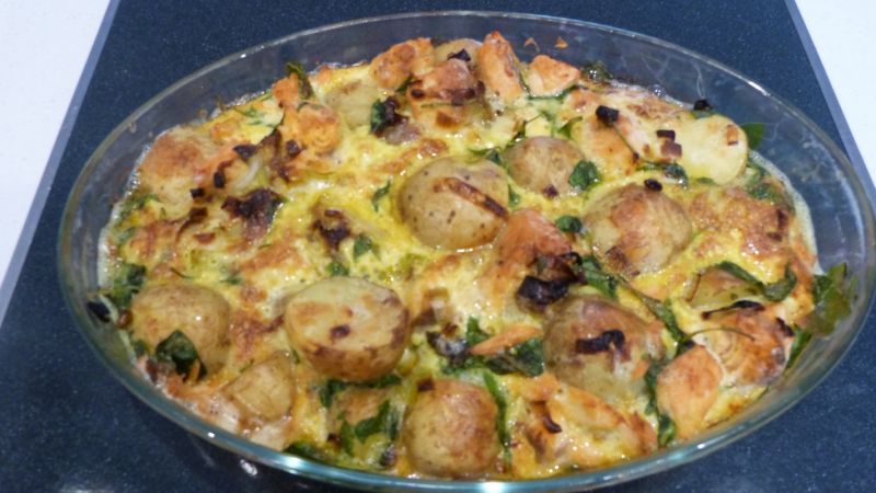 Zapiekanka ziemniaczana z łososiem i szpinakiem