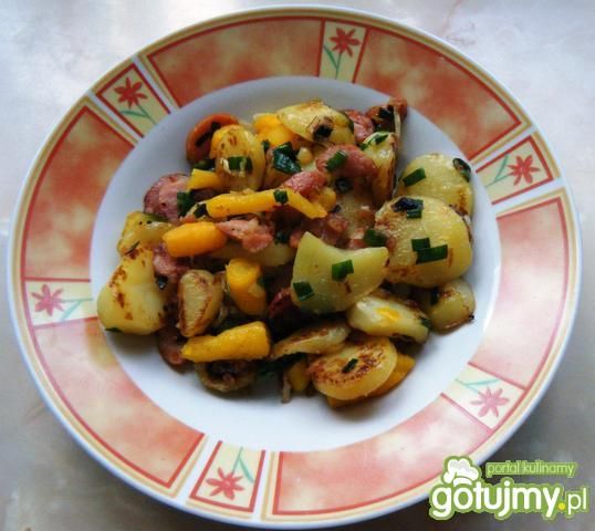 Zapiekanka ziemniaczana z patelni. Zapiekanka ziemniaczana z patelni.