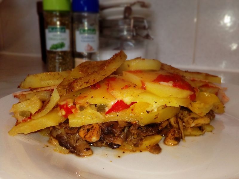 Zapiekanka ziemniaczana z pieczarkami i papryką Zapiekanka ziemniaczana z pieczarkami i papryką