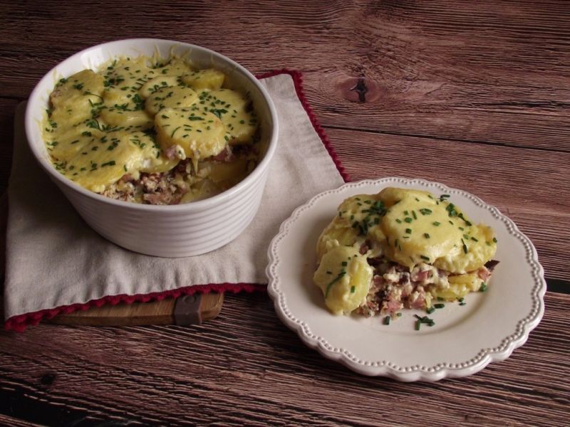 Zapiekanka ziemniaczana z szynką  Zapiekanka ziemniaczana z szynką
