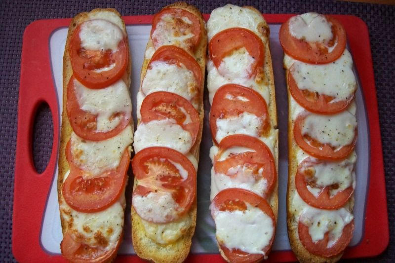 Zapiekanki caprese Zapiekanki caprese