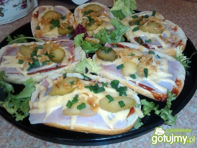 Zapiekanki na bułeczce z ogórkiem Zapiekanki na bułeczce z ogórkiem