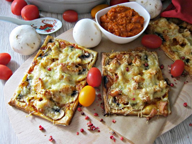 Zapiekanki na cieście francuskim z kurczakiem