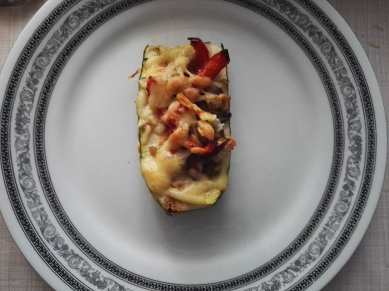 Zapiekanki w cukinii - z pieczarkami i papryką Zapiekanki w cukinii - z pieczarkami i papryką