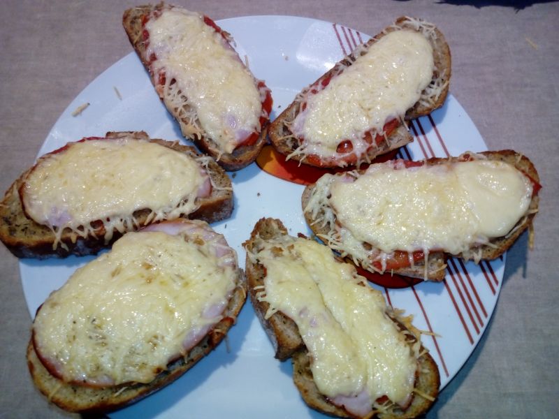 Zapiekanki z chleba a'la pizza Zapiekanki z chleba a'la pizza