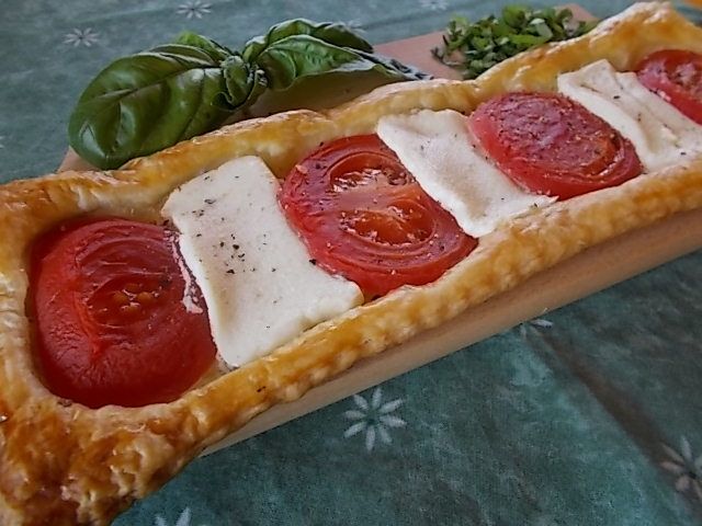 Zapiekanki z ciasta francuskiego, fety i pomidorów