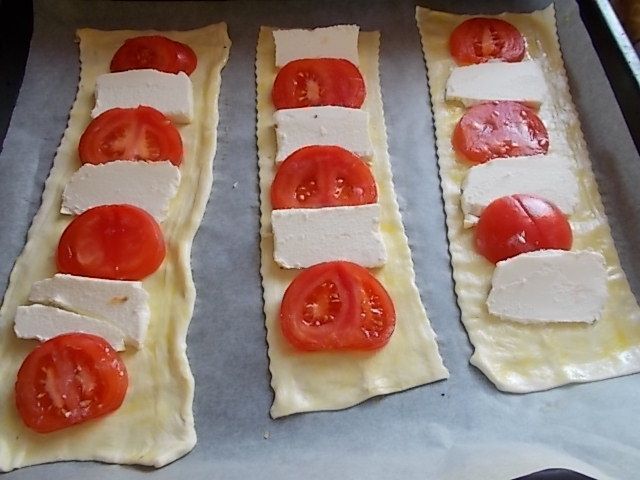 Zapiekanki z ciasta francuskiego, fety i pomidorów