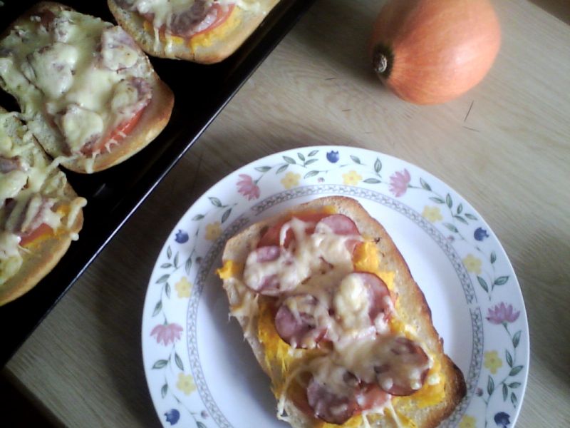 Zapiekanki z dynią, pomidorem i kiełbaską