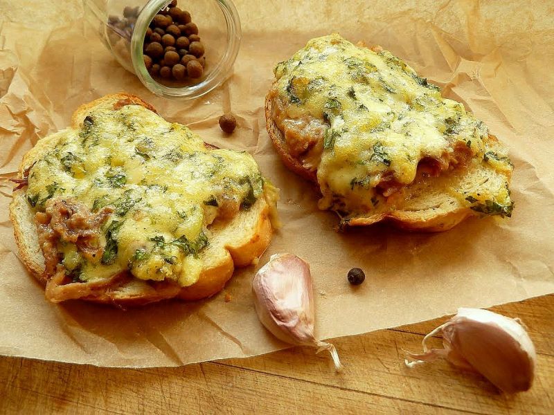 Zapiekanki z mielonką i żółtym serem i majonezem Zapiekanki z mielonką i żółtym serem i majonezem