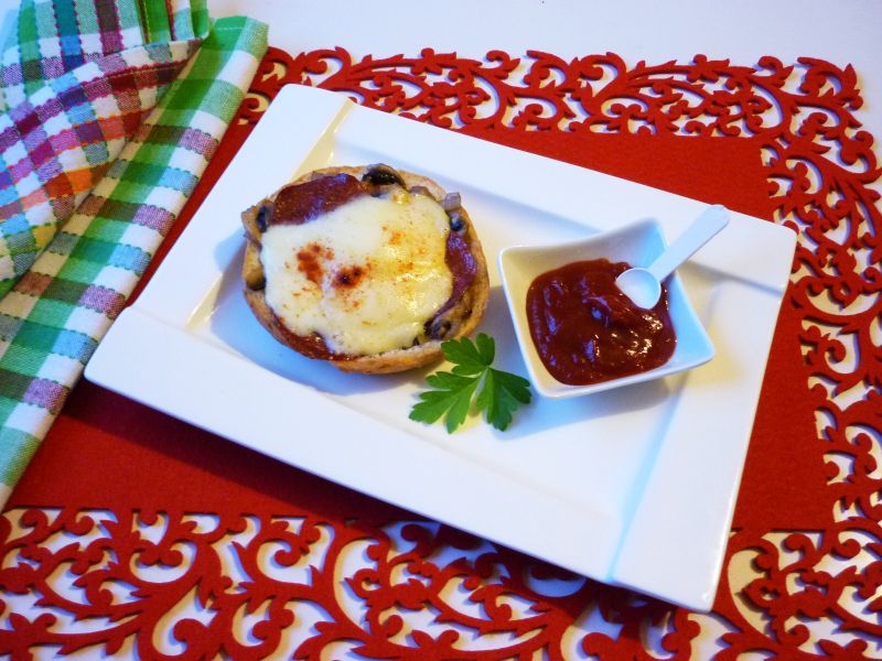 Zapiekanki z mozzarellą i salami Zapiekanki z mozzarellą i salami