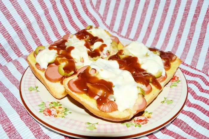 Zapiekanki z oliwkami i parówkami