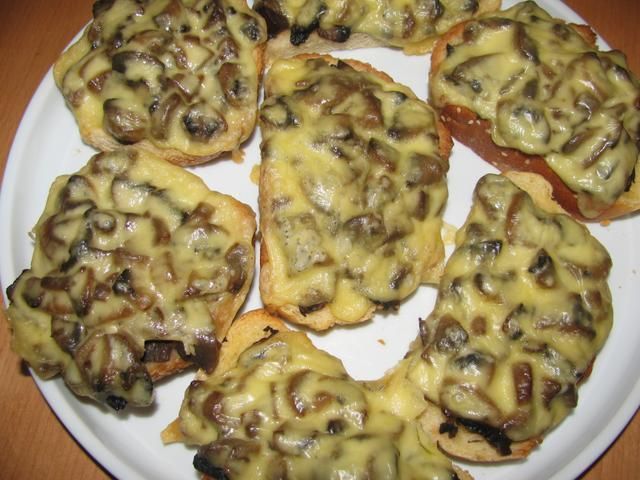 Zapiekanki z pieczarkami Zapiekanki z pieczarkami