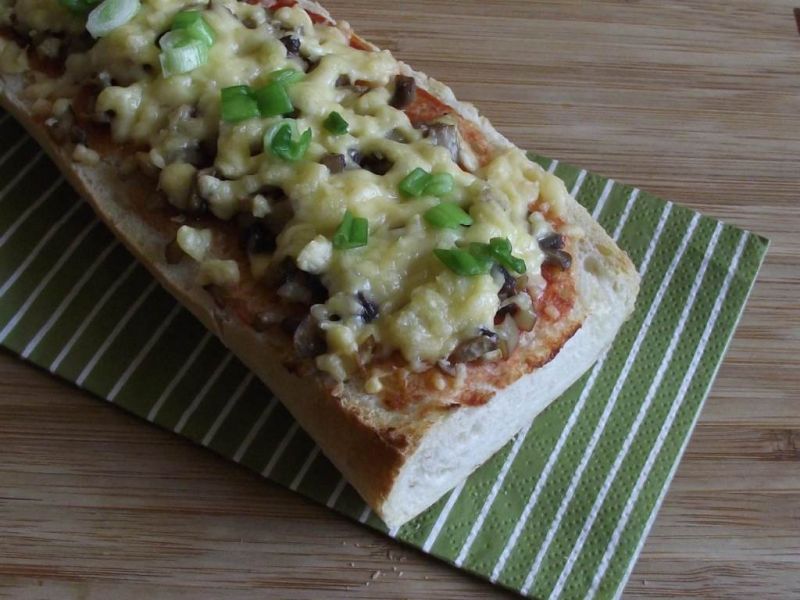 Zapiekanki z pieczarkami i serem królewskim  Zapiekanki z pieczarkami i serem królewskim